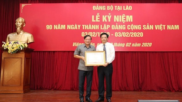 L’ambassadeur vietnamien au Laos, Nguyên Ba Hùng, s’est vu décerner du satisfécit du Premier ministre. Photo : VNA.
