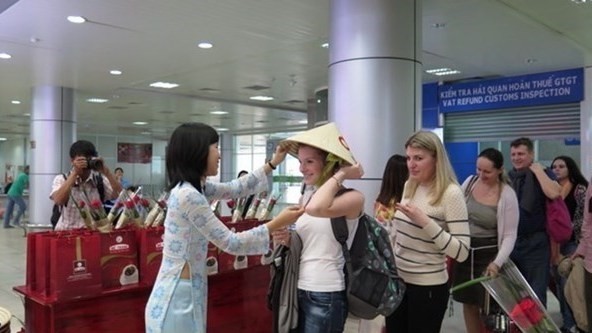 Accueil de touristes russes à l'aéroport international de Tân Son Nhât, à Hô Chi Minh-Ville. Photo : VNA.