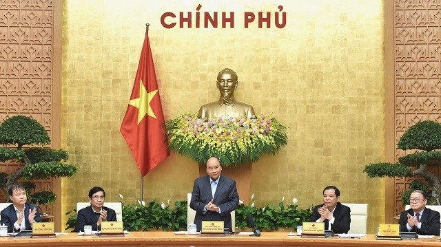 Le PM vietnamien Nguyên Xuân Phuc (debout) lors de la vidéoconférence, le 21 février à Hanoi. Photo : Trân Hai/NDEL.