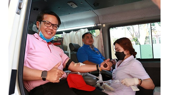 Chinoros Benjachavakul, de nationalité thaïlandaise a fait son 50e don de sang et il s’agit de son 25e don de sang au Vietnam. Photo : http://baodansinh.vn