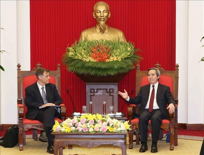 Le chef de la Commission économique du Comité central du Parti communiste du Vietnam, Nguyên Van Binh (à droite) et le sous-secrétaire adjoint au Trésor pour l’Asie, Robert Kaproth. Photo : VNA