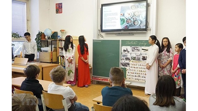 Les élèves présentent la tradition de la famille vietnamienne. Photo : VNA.