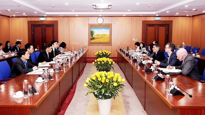 La séance de travail entre les deux parties. Photo : https://haiquanonline.com.vn/