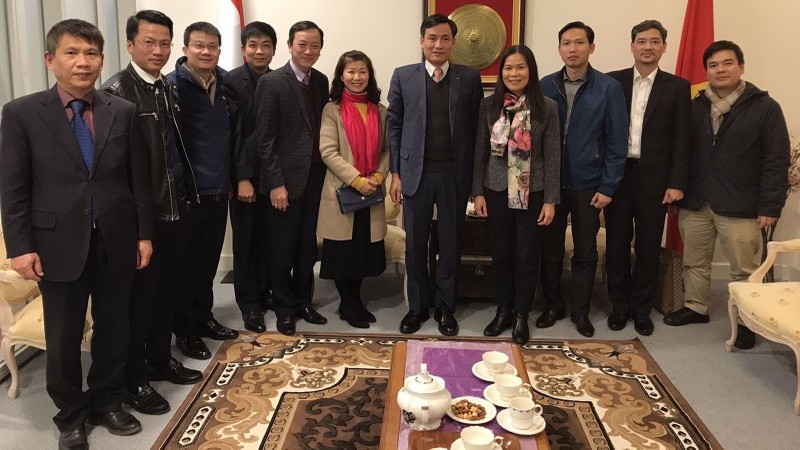 La délégation du Ministère vietnamien des Ressources naturelles et de l’Environnement rend visite à l’Ambassade vietnamienne aux Pays-Bas. Photo: Ambassade vietnamienne aux Pays-Bas.