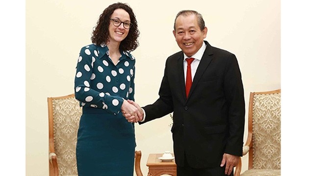 Le Vice-Premier ministre permanent Truong Hoa Binh (à droite) et la ministre des Sciences et des Arts du Land de Hesse (Allemagne), Angela Dorn. Photo : VGP.