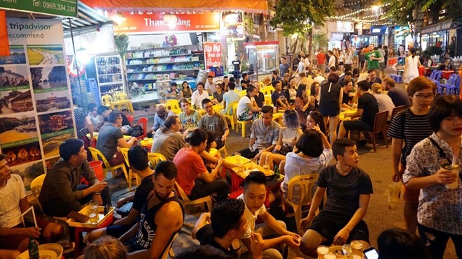 La rue Ta Hiên à Hanoi attire de nombreux touristiques. Photo : thanhnien.vn. 