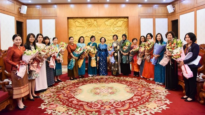 Truong Thi Mai et la délégation du groupe des femmes de la communauté de l'ASEAN. Photo : MAE.