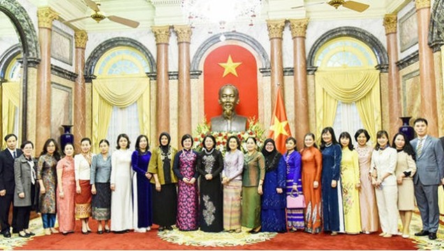 La Vice-Présidente de la République Dang Thi Ngoc Thinh et une délégation du groupe des femmes de la communauté de l'ASEAN (AWCH). Photo : https://baophapluat.vn 