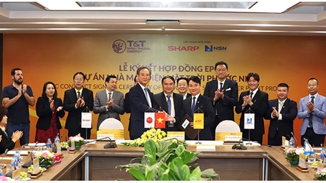 Signature de coopération entre la société par actions de l’industrie énergétique de Ninh Thuân et la joint-venture Sharp-NSN sur la mise en service de la centrale solaire Phuonc Ninh. Photo : qdnd.vn.