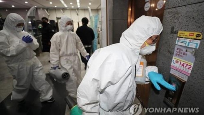 Désinfection dans un bâtiment gouvernemental à Sejong, le 7 mars. Photo : Yonhap.
