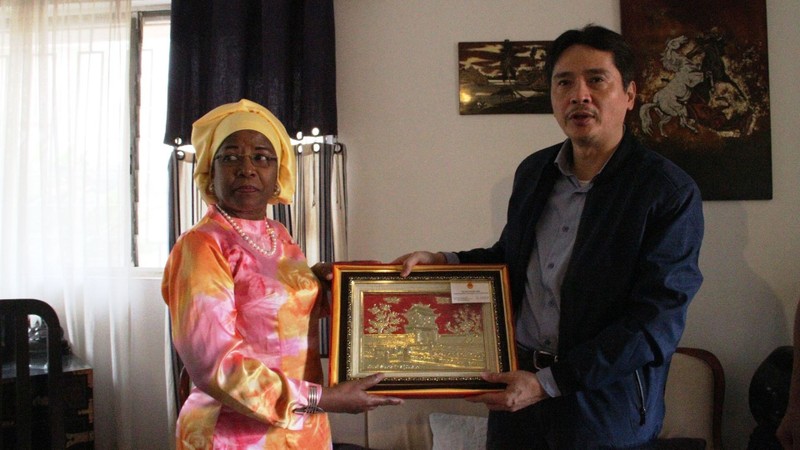 L’ambassadeur vietnamien en Algérie et au Sénégal, Nguyên Thành Vinh (à droite), offre un cadeau à la présidente de l’Association des Sénégalais d’origine vietnamienne. Photo : baoquocte.vn