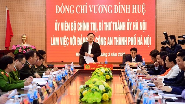 Le secrétaire du Comité municipal du Parti de Hanoï, Vuong Dinh Huê (debout) a travaillé le 11 mars avec la police de Hanoï sur la mission de prévention, de lutte contre le Covid-19 et des devoirs importants des 10 mois d’ici la fin d’année. Photo : hanoimoi.com.vn.