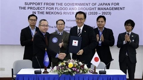 L'ambassadeur du Japon au Laos, Keizo Takewaka, et le directeur exécutif de la MRC, An Pich Hatda, signent le document. Photo : VNA.