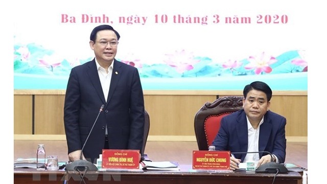 Le secrétaire du Comité municipal du Parti pour la ville de Hanoï Vuong Dinh Huê (debout) s'exprime lors de cette séance de travail. Photo : VNA