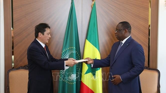 L’ambassadeur vietnamien au Sénégal, Nguyên Thành Vinh, présente ses lettres de créance au Président sénégalais Macky Sall. Photo : VNA