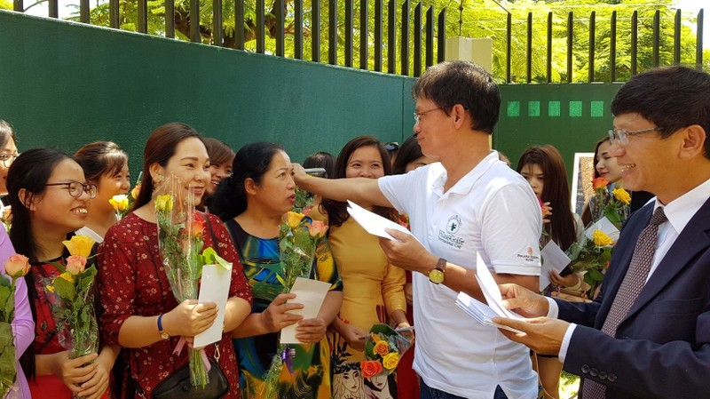 L’ambassadeur vietnamien au Mozambique, Lê Huy Hoàng, offre des cadeaux aux femmes vietnamiennes au Mozambique. Photo : thoidai.com.vn