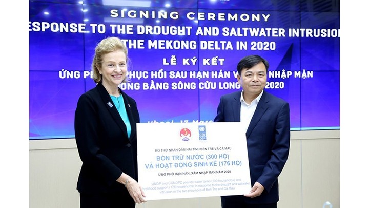 Le vice-ministre Nguyên Hoang Hiêp et la représentante résidente du PNUD au Vietnam Caitlin Wiesen lors de la ceremonie de signature. Photo : https://dantri.com.vn/