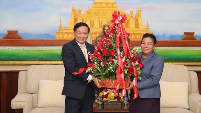 L'ambassadeur du Vietnam au Laos Nguyên Ba Hung (gauche) et Mme Sounthone Sayachak, membre du Comité central du PPRL, cheffe de la Commission centrale des relations extérieures. Photo : VNA.