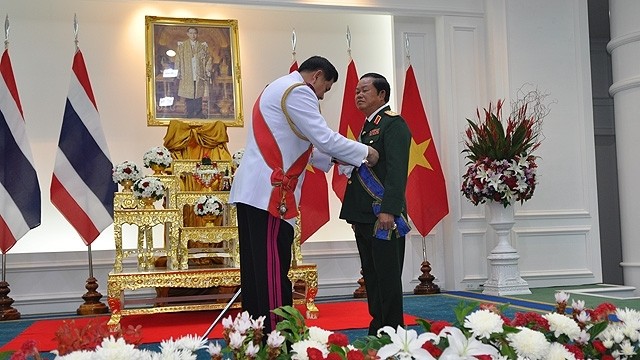 Le général thaïlandais Thanasak remet le 8 septembre l’ordre de Chevalier, première classe du Royaume de Thaïlande au général Dô Ba Ty. Photo: Nam Dông/NDEL. 