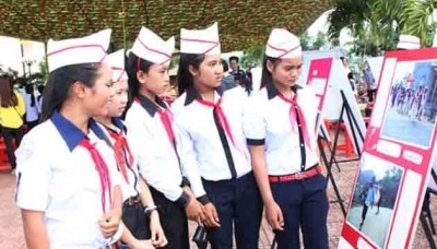 Des élèves ethniques minoritaires de la province de Dak Nong visitent l’exposition  de photos. Photo: NDEL.