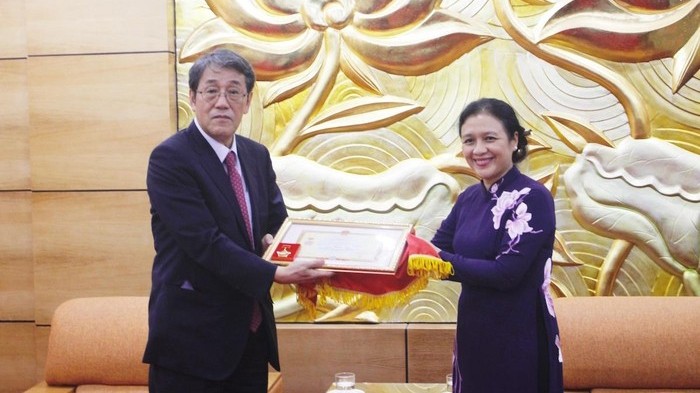 Cérémonie de remise de l'insigne « Pour la paix et l'amitié entre les peuples » à l’ambassadeur du Japon au Vietnam, Umeda Kunio (à gauche), le 20 mars à Hanoi. Photo : thoidai.com.vn.