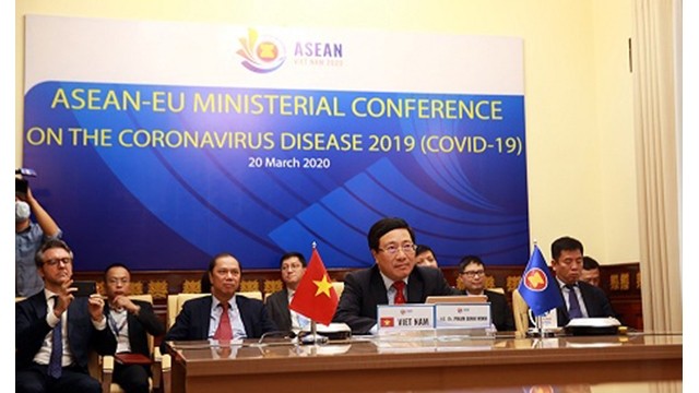 Le Vice-Premier ministre et ministre vietnamien des Affaires étrangères Pham Binh Minh participe à une visioconférence au niveau ministériel entre l’ASEAN et l’UE sur la pandémie de Covid-19. Photo : VGP.