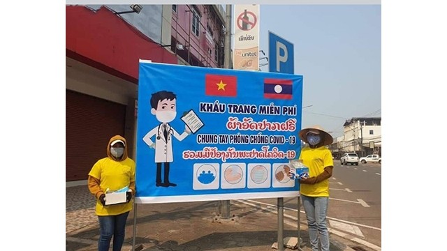 La distribution gratuite des masque de protection dans la pagode de Bàng Long des Vietnamiens à Vientiane au Laos. Photo: VOV