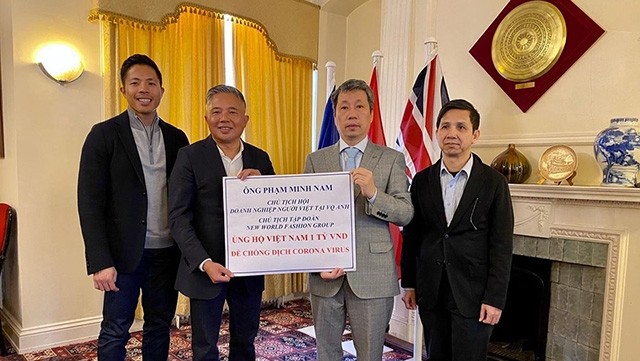 La cérémonie de remise l’aide de Pham Minh Nam pour la lutte contre le Covid-19, le 26 mars à l’Ambassade du Vietnam au Royaume-Uni. Photo : VNA.