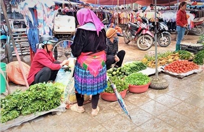 Le marché de Bac Hà animé imprégné de l’identité culturelle de la région montagnarde se tient depuis très tôt le matin jusqu’à 15h tous les dimanches. Photo : Nhi Tri/NDEL.