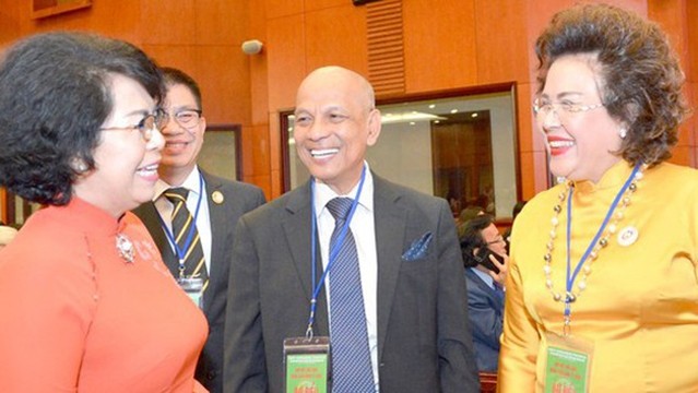 Peter Hông (au centre), président adjoint permanent, secrétaire général de l'Association des hommes d'affaires vietnamiens à l'étranger. Photo : www.sggp.org.vn