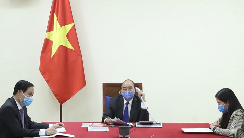 Le Premier ministre vietnamien Nguyên Xuân Phuc téléphone le 2 avril à son homologue chinois Li Keqiang. Photo : VGP