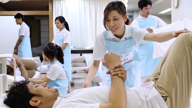Une stagiaire vietnamienne participe à un cours de perfectionnement professionnel en matière de soins infirmiers au Japon. Photo : Asia.nikkei.com.