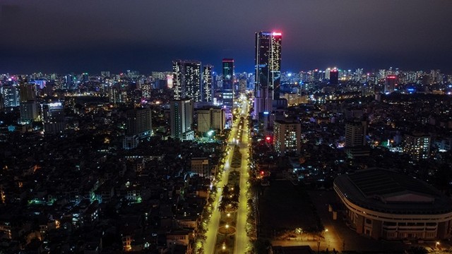 Les rues scintillantes de lumières et trépidantes en week-end à Hanoi ont été remplacés par des images désertes, peu de passants. Photo : VOV.