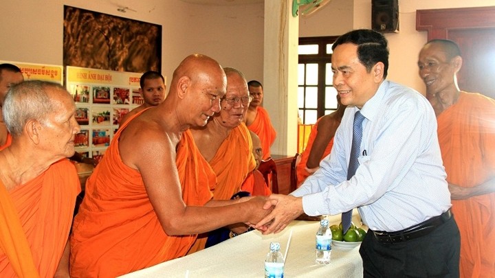 Le président du FPV, Trân Thanh Mân, rend visite aux bonzes bouddhistes khmers dans la province de Tra Vinh en 2018. Photo : DDK.