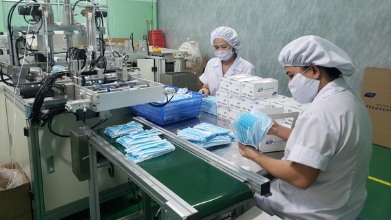 Dans une usine de fabrication des masques antibactériens. Photo : sggp.org.vn.