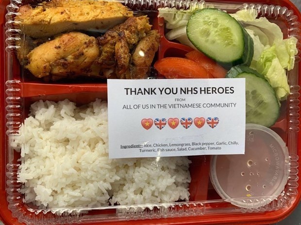 Des repas gratuits offerts aux médecins et infirmières des hôpitaux de Lewisham et de King's College à Londres. Photo : VNA