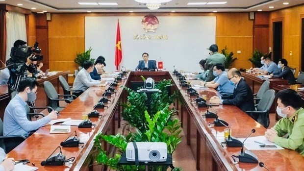 Le ministre de l’Industrie et du Commerce Trân Tuân Anh lors de la conversation téléphonique à Hanoi. Photo : VNA