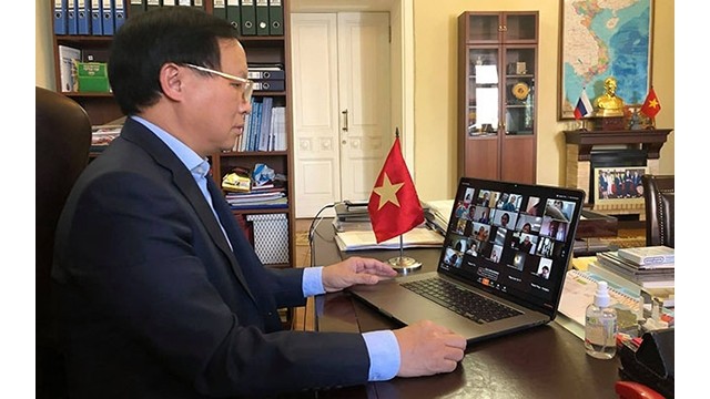 L'ambassadeur du Vietnam en Russie Ngô Duc Manh participe à une consultation en ligne. Photo : NDEL.