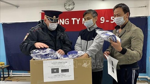 Le représentant de la police de la ville de Plavsk a reçu des masques de la Compagnie de confection 9-5. Photo : VNA.