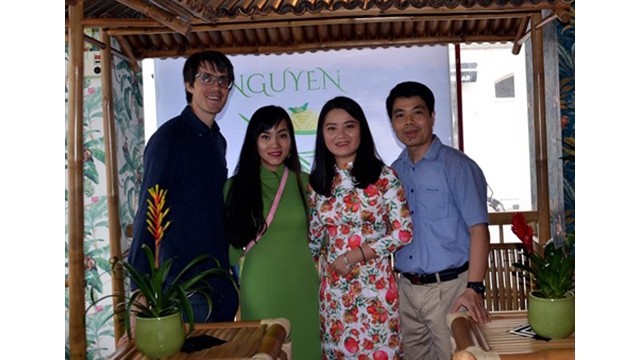 Les familles de Nguyên Lê Hoa et de Nguyên Kim Công dans le restaurant "Saveurs du Vietnam" ont contribué à la lutte contre l'épidémie de COVID-19 en Suisse. Photo : VNA