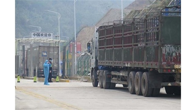 Un camion transportant de produits agricoles vietnamiens traverse la porte-frontalière de Tân Thanh, à Lang Son. Photo : VNA.