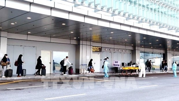 Un examen médical est obligatoirement appliqué à tous les citoyens vietnamiens du Canada après leur atterrissage à l'aéroport international de Van Don à Quang Ninh. Photo : VNA