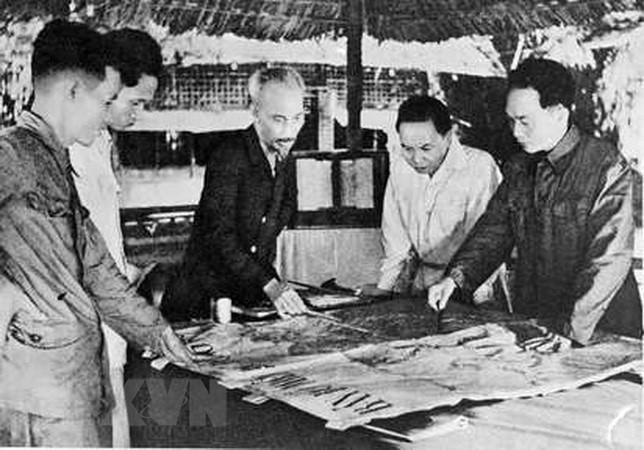 Le 6 décembre 1995, le Bureau politique a tenu une réunion sous la présidence du président Hô Chi Minh pour écouter le rapport final de la Commission militaire générale et approuver le plan de bataille Hiver-Printemps 1953-1954, et puis a décidé d'ouvrir la campagne de Dieên Biên Phu avec la détermination de détruire le bastion de l’ennemi.