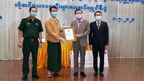 Remise de dons du Vietnam de 7,5 millions de kyats (soit 5.380 USD) et des équipements médicaux à la région de Yangon pour soutenir sa lutte contre la pandémie de COVID-19. Photo : VNA