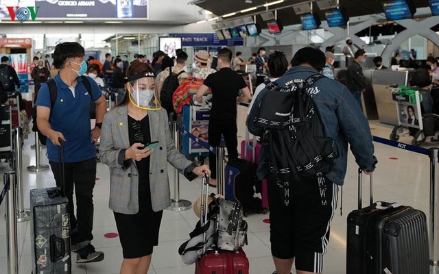Des citoyens vietnamiens à l’aéroport international de Suvnarbhumi avant de monter à bord. Photo : VOV.