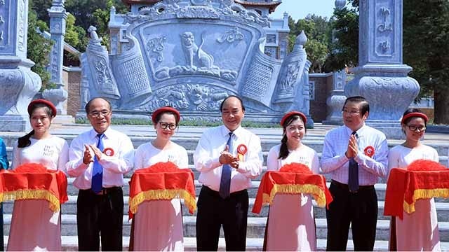 Le PM Nguyên Xuân Phuc (au centre) à la cérémonie d’inauguration du temple Chung Son. Photo : VGP.