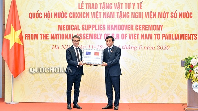 Le secrétaire général de l’AN et président du Bureau de l’AN vietnamienne, Nguyên Hanh Phuc, remet du matériel médical au chef de la délégation de l'UE au Vietnam, l’ambassadeur Pier Giorgio Aliberti. Photo : VGP