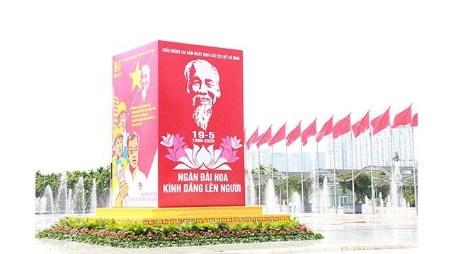 Hanoi brille avec des fleurs et des drapeaux en l’honneur du 130e anniversaire du Président Hô Chi Minh. Photo : pbgdpl.hanoi.gov.vn