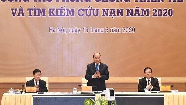 Le Premier ministre Nguyên Xuân Phuc (debout) lors de la conférence. Photo : NDEL.