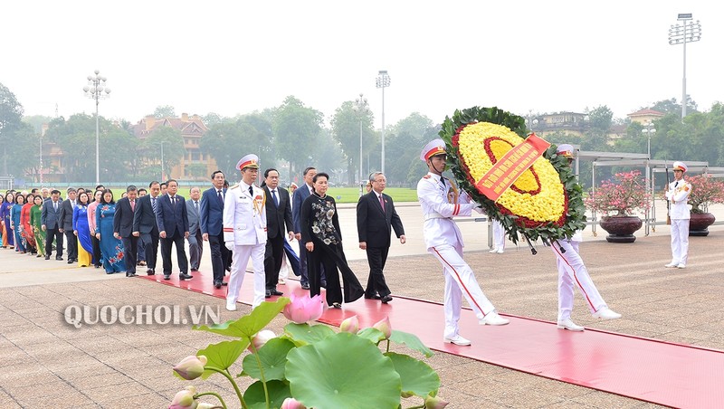 Une délégation de dirigeants du Parti et de l’État et de députés de l'AN rend hommage au Président Hô Chi Minh en son mausolée, le 19 mai. Photo : Quochoi.vn